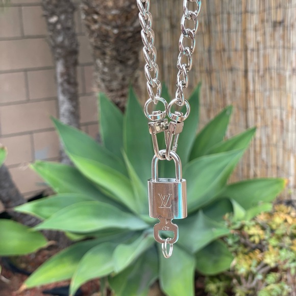 $700 Louis Vuitton Silver Padlock Lock & Key Full Inclusion - Picture 4 of 10